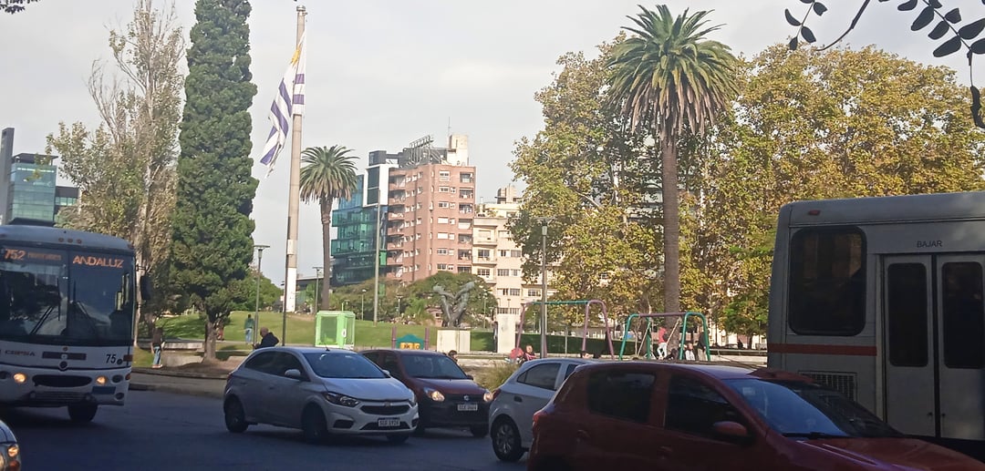 plaza-democracia-tres-cruces 