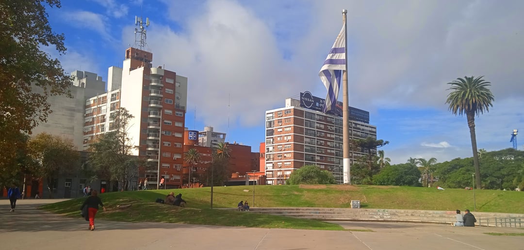 plaza-democracia-tres-cruces 