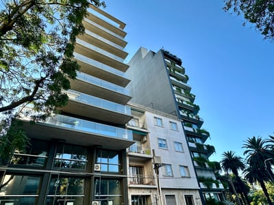 Venta apartamento de 2 dormitorios con patio en Uno Golf