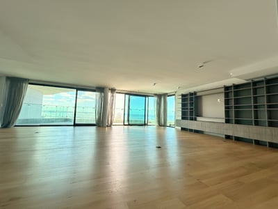 Venta con renta Penthouse Triplex FORUM Buceo 4 dormitorios y servicio
