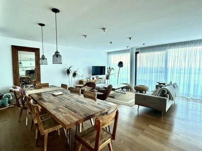Venta con renta de Penthouse de 2 dormitorios y 2 garajes en FORUM Buceo, con piscina exclusiva.