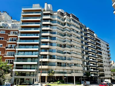 Venta de apartamento de 3 dormitorios y servicio en Villa Biarritz