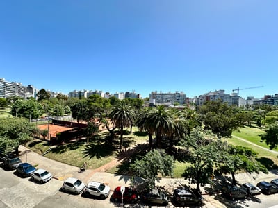 Venta de apartamento de 3 dormitorios y servicio en Villa Biarritz