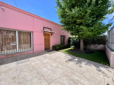 Venta casa de 2 dormitorios, jardín y parrillero en Malvín