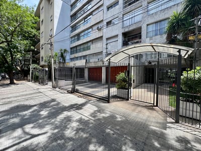 Venta de apartamento 3 dormitorios, servicio y garaje en Pocitos