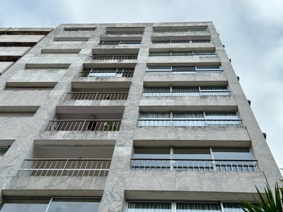 Venta de apartamento a reciclar, 3 dormitorios y servicio, garaje, Pocitos