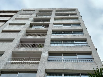 Venta de apartamento a reciclar, 3 dormitorios y servicio, garaje, Pocitos