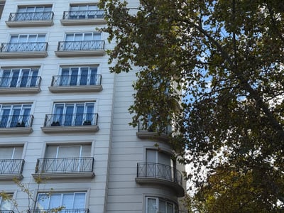Alquiler de apartamento de estilo, 4 dormitorios y servicio, garaje, Pocitos