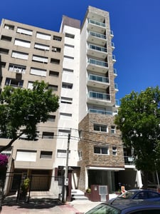 Venta con renta de apartamento de 1 dormitorio con parrillero en Deja Vu, Pocitos