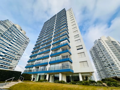 Venta apartamento 3 dormitorios y servicio en Av Chiverta, Punta del Este