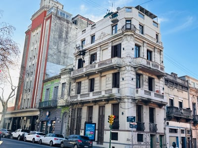 Venta con renta de apartamento de 2 dormitorios y terraza en el Centro