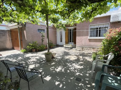 Venta casa PH 2 dormitorios 1 baño y garaje Tres Cruces