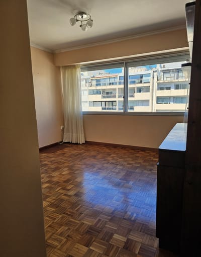 Venta de apartamento de 3 dormitorios y servicio, con garaje en Pocitos