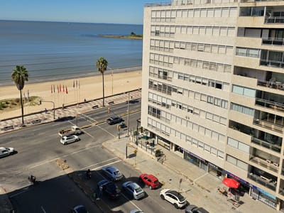 Venta de apartamento de 3 dormitorios y servicio, con garaje en Pocitos