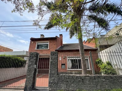 Venta Casa de 3 dormitorios en Parque Batlle, con jardín, parrillero y escritorio.