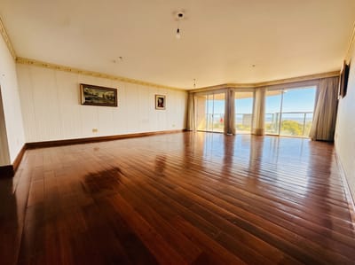 Venta de apartamento en el Golf, 3 dormitorios y servicio, garaje doble