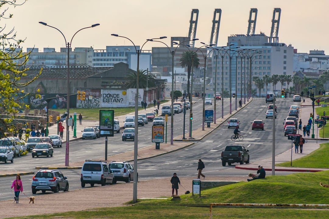 Rambla Sur hacia la Ciudad Vieja, con gente caminando y las grúas del puerto al fondo