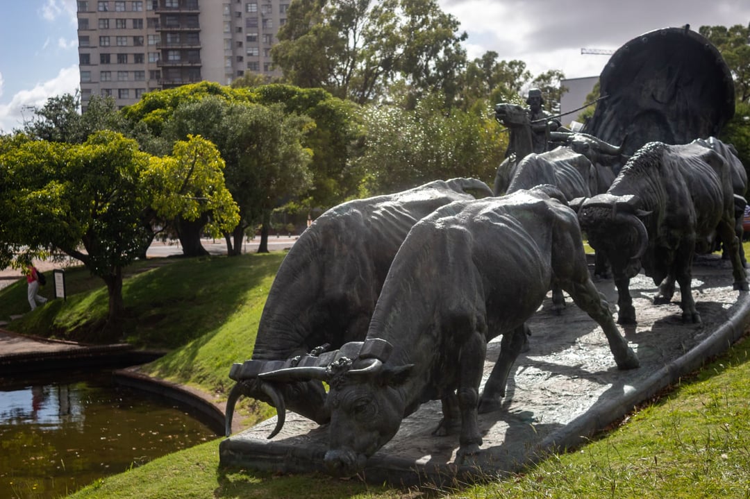 Bueyes de bronce del monumento La Carreta, de José Belloni, en el Parque Batlle