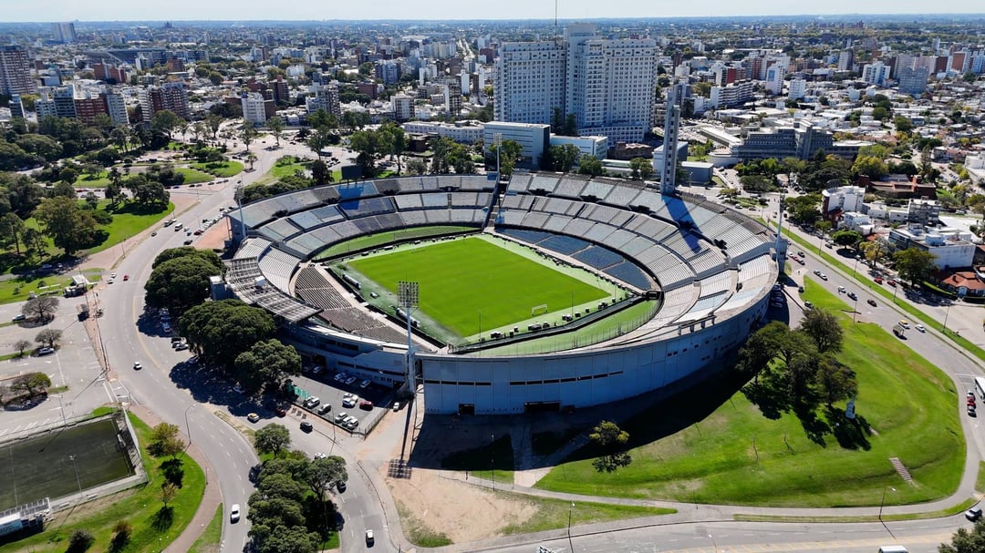 Vista aérea del Estadio Centenario con la Torre de los Homenajes, rodeado por el verde del Parque Batlle