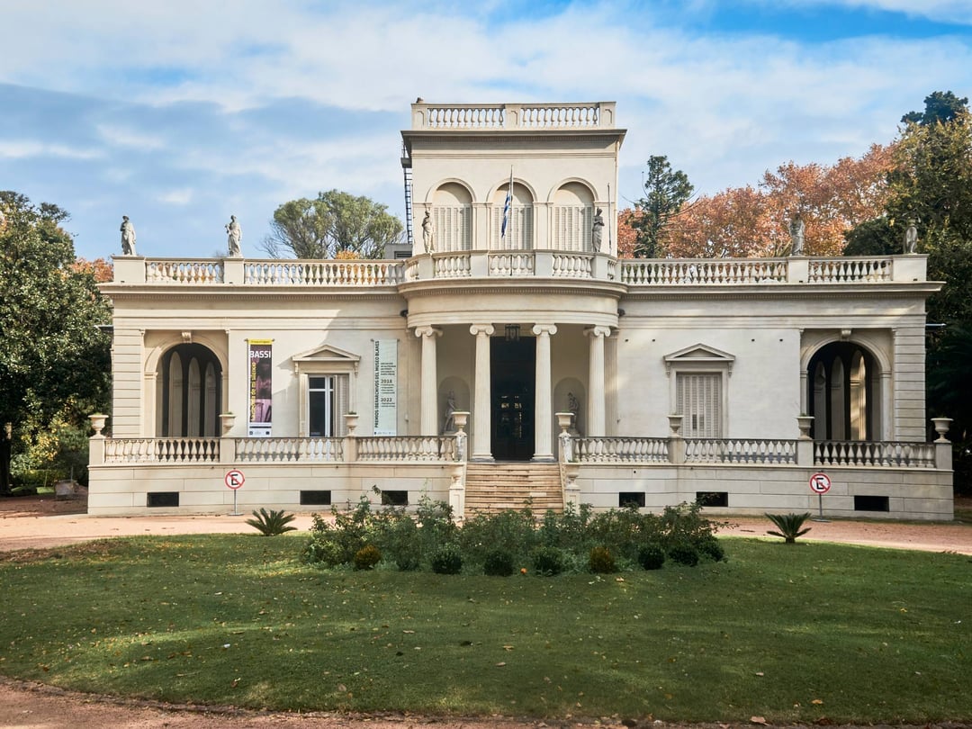 Fachada neoclásica del Museo Juan Manuel Blanes, una villa de 1870 rodeada de jardín en el Prado