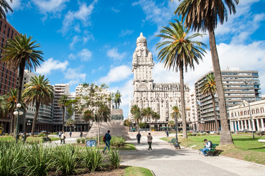 Plaza Independencia con la estatua de Artigas y el Palacio Salvo al fondo