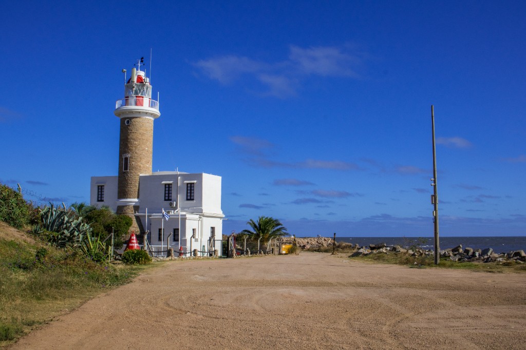 Faro de Punta Brava junto a la rambla, con césped y el río