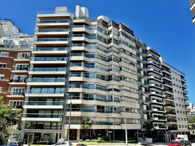 Venta de apartamento de 3 dormitorios y servicio en Villa Biarritz