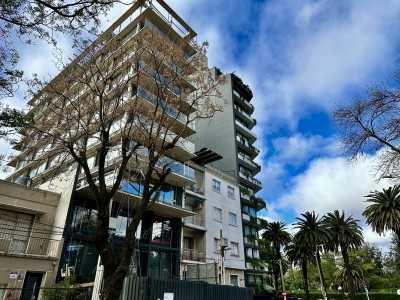 Venta apartamento de 2 dormitorios con patio en Uno Golf